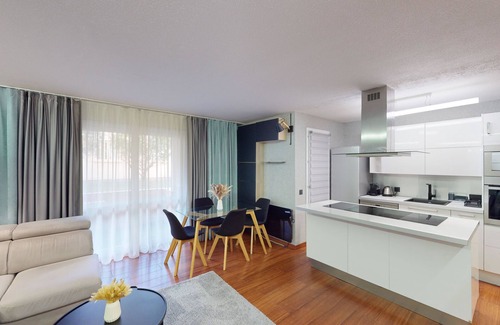 Les Baumettes Apartment | Cozy Apt with Balcony - 5 min to the Beach
