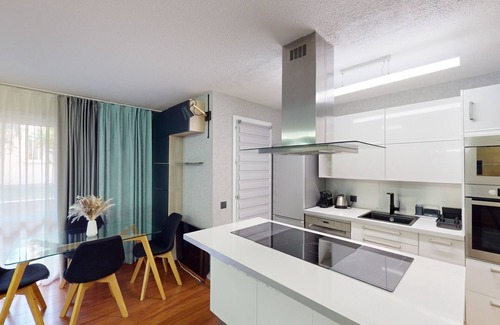 Les Baumettes Apartment | Cozy Apt with Balcony - 5 min to the Beach