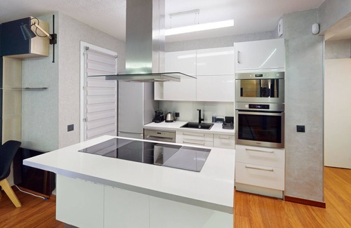 Les Baumettes Apartment | Cozy Apt with Balcony - 5 min to the Beach