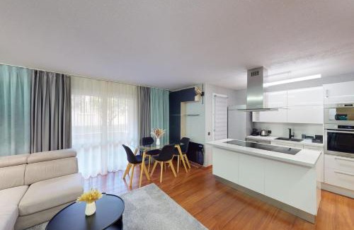 Les Baumettes Apartment | Cozy Apt with Balcony - 5 min to the Beach