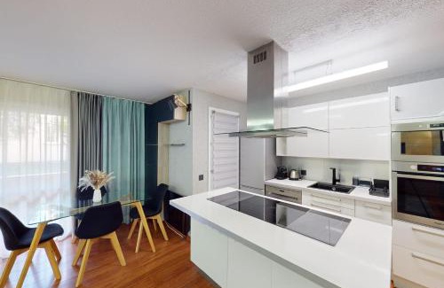 Les Baumettes Apartment | Cozy Apt with Balcony - 5 min to the Beach