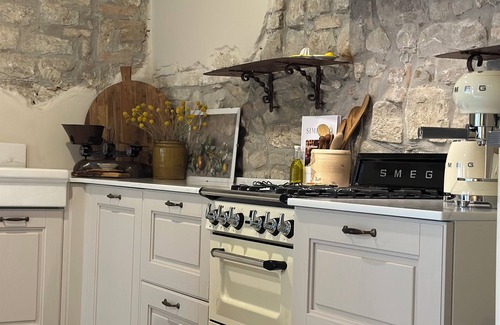 Todi Apartment | Cozy, Artistic One-Bedroom Retreat in Todi- Ground Floor Charm at Nido di Gufi
