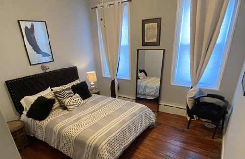 Kensington House | Cozy Artsy Home w Deck and Home Office pet friendly