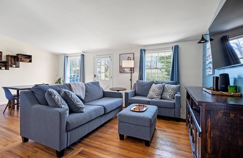 Oakley House | Cozy Asheville Home/Hot Tub/Fire Pit! Discount for week-long stays!