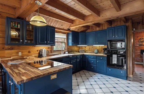 Athens House | Cozy Athens Cabin on the Lake w/Hot Tub & Backyard