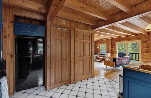 Athens House | Cozy Athens Cabin on the Lake w/Hot Tub & Backyard