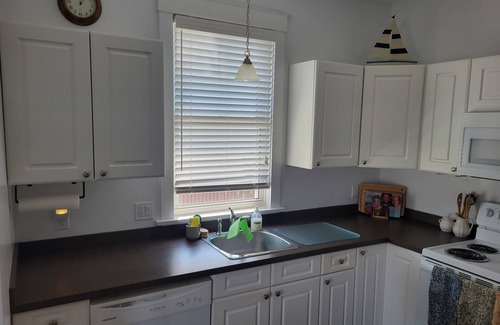 Cherry Valley House | Cozy Autumn Escape in PEC - Fall Foliage, Wineries, Pumpkinfest!