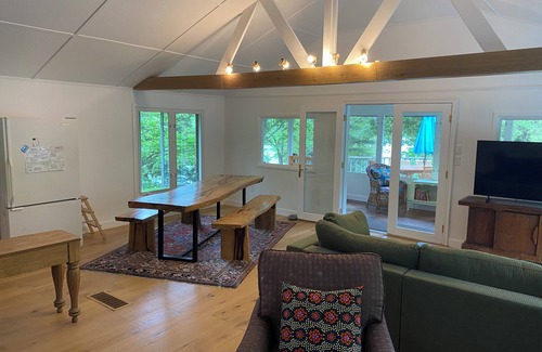 Frontenac Cottage | Cozy Autumn Retreat on Loughborough Lake near Kingston