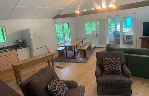 Frontenac Cottage | Cozy Autumn Retreat on Loughborough Lake near Kingston