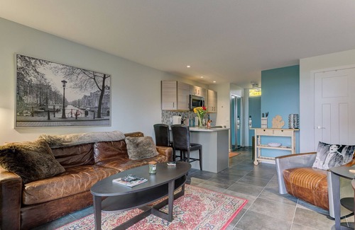 Acme Condo | ☀ Cozy Aviation ✈ Style Lake View Condo @ The Shores