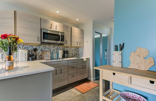 Acme Condo | ☀ Cozy Aviation ✈ Style Lake View Condo @ The Shores