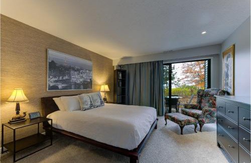 Acme Apartment | Cozy Aviation Style Lake View Condo at The Shores