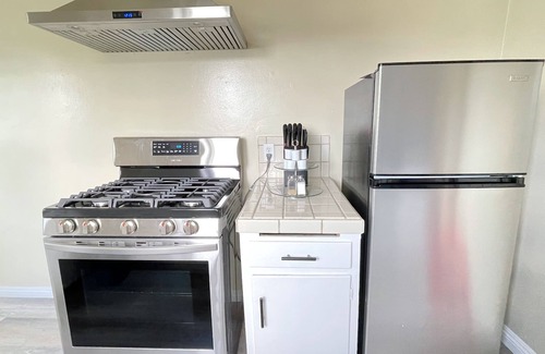 El Monte House | Cozy back house w/self checking in the heart of LA Full Kitchen, Wifi