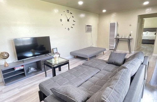 El Monte House | Cozy back house w/self checking in the heart of LA Full Kitchen, Wifi