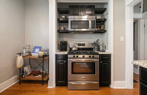 Deer Park Apartment | Cozy Bardstown Rd Apartment | W/D, Fast Wifi, Porch, Parking, Location! ❤️