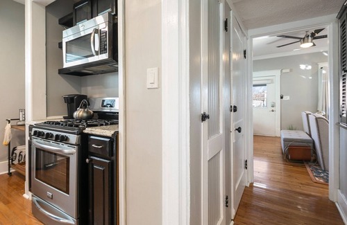 Deer Park Apartment | Cozy Bardstown Rd Apartment | W/D, Fast Wifi, Porch, Parking, Location! ❤️