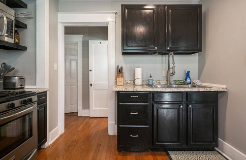 Deer Park Apartment | Cozy Bardstown Rd Apartment | W/D, Fast Wifi, Porch, Parking, Location! ❤️