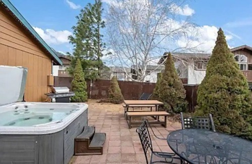 Leavenworth Condo | Cozy Bavarian Getaway ~ 5-Star Location ~ Hot Tub!