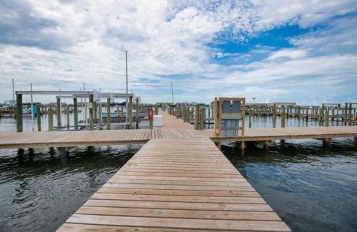 Fort Walton Beach Apartment | Cozy Bayfront Condo