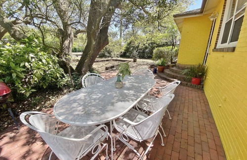 Northeast Virginia Beach House | Cozy Beach Bungalow 1 block from the ocean!