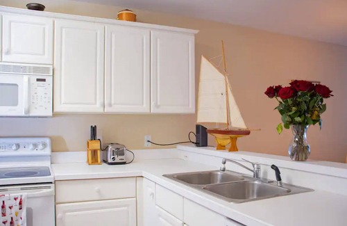 Fort Pierce Shores Condo | Cozy Beach Condo w/Workspace, Great WiFi, Paddle Boards, Canoe, Gym, Pool & Spa