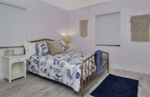 Parrot Cove Cottage | Cozy Beach Cottage in Lake Worth