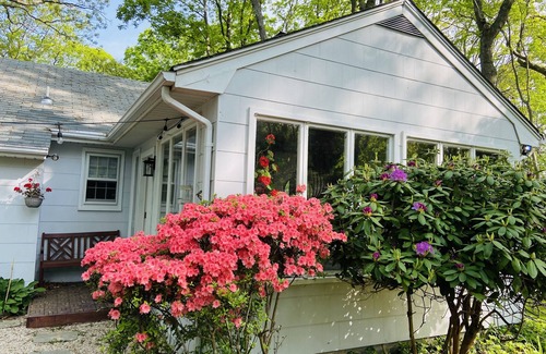 East Marion Cottage | Cozy Beach Cottage with private shared beach