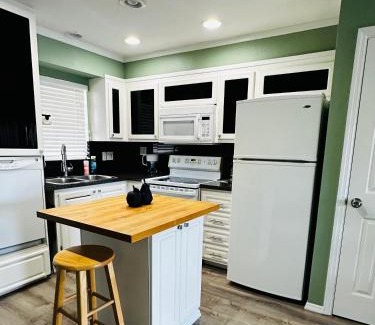 Iona Apartment | Cozy beach getaway