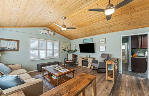 Silver Strand House | Cozy Beach House 90 Steps to the Sand + Dogs!