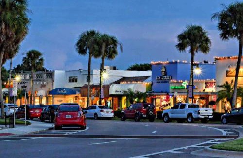 Gulf Gate Estates House | Cozy Beach House next to Siesta Key