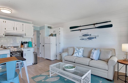 Palmetto Dunes Condo | Cozy Beach Stay with Ocean Views! Pool Access