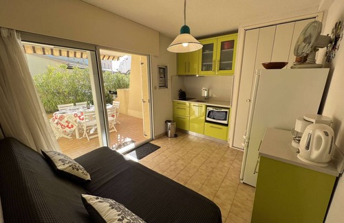 Marseillan Apartment | Cozy Beachfront Apartment with Terrace, Private Parking, and Pet-Friendly!