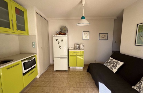 Marseillan Apartment | Cozy Beachfront Apartment with Terrace, Private Parking, and Pet-Friendly!