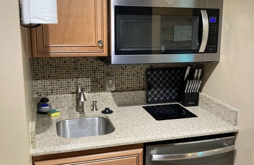 Acme Condo | Cozy Beachfront Condo on the Bay
