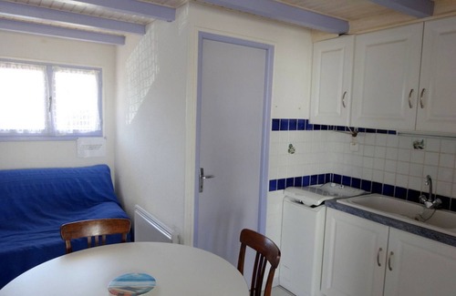 Gruissan Plage Ski Chalet | Cozy Beachside Chalet for 4 with Terrace, 2 Bedrooms, Parking, 400m from Beach