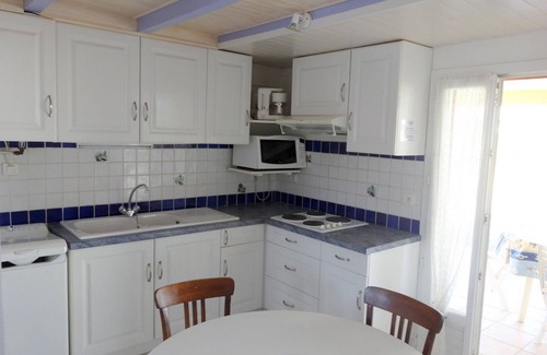 Gruissan Plage Ski Chalet | Cozy Beachside Chalet for 4 with Terrace, 2 Bedrooms, Parking, 400m from Beach