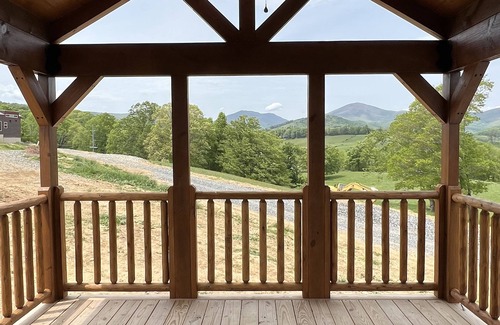 Boone Cabin | Cozy Bear Haven: Tiny Cabin, Incredible View!