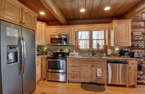 Morganton Cabin | Cozy Bear Lodge Log Cabin, Big Green Egg, Outdoor Grill Station Oasis, Hot Tub