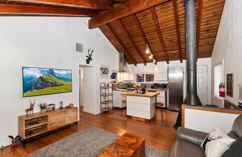 Big Bear Lake Cabin | Cozy Bear Retreat by Destination Big Bear : Close to the Lake! Minutes to the Village! Hot Tub! BBQ! Tesla/EV Charger!
