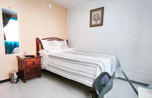 Venustiano Carranza House | Cozy bedroom at 5 min Mexico City Airport T1 & T2