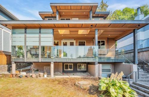Hollyburn House | Cozy Bedroom Near Beach, Stanley Park, Cypress Mountain, Downtown Vancouver