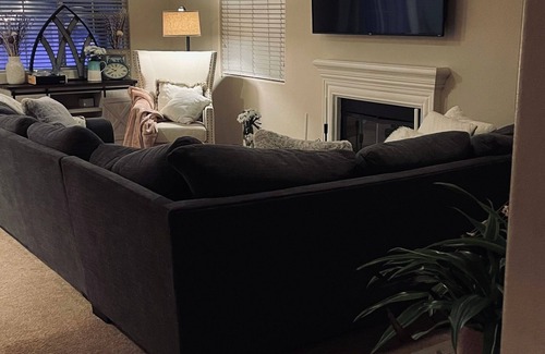 Oxnard Shores House | Cozy bedroom within a beach house in lovely Oxnard