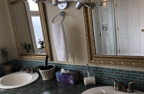 Vancouver South House | Cozy Bedrooms Guest House