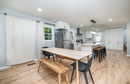 South Belmont House | Cozy Belmont Retreat: Charming 3-Bedroom Haven!