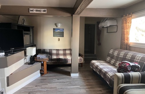 Big White Ski Resort Condo | Cozy Big White Ski-In 1-bedroom condo. Sleeps 4-6+. RENOVATED! Pet-Friendly