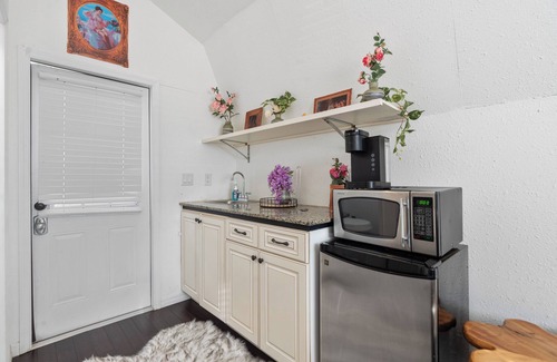 Tampa Apartment | Cozy Blossom Studio