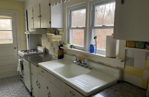 Sharon House | Cozy Blue Bungalow on the Lake, Sleeps 5