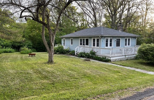 Sharon House | Cozy Blue Bungalow on the Lake, Sleeps 5