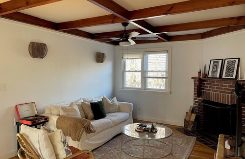 Sharon House | Cozy Blue Bungalow on the Lake, Sleeps 5