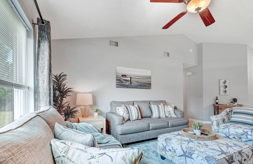 Palm Bay House | Cozy Blue Palm w/Game Room Centrally Located